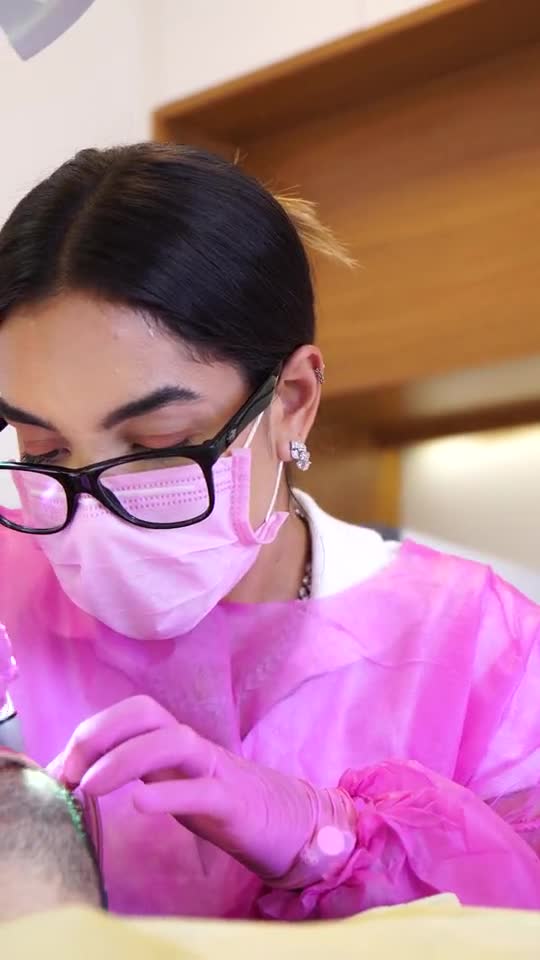Dra. Larissa durante um atendimento
