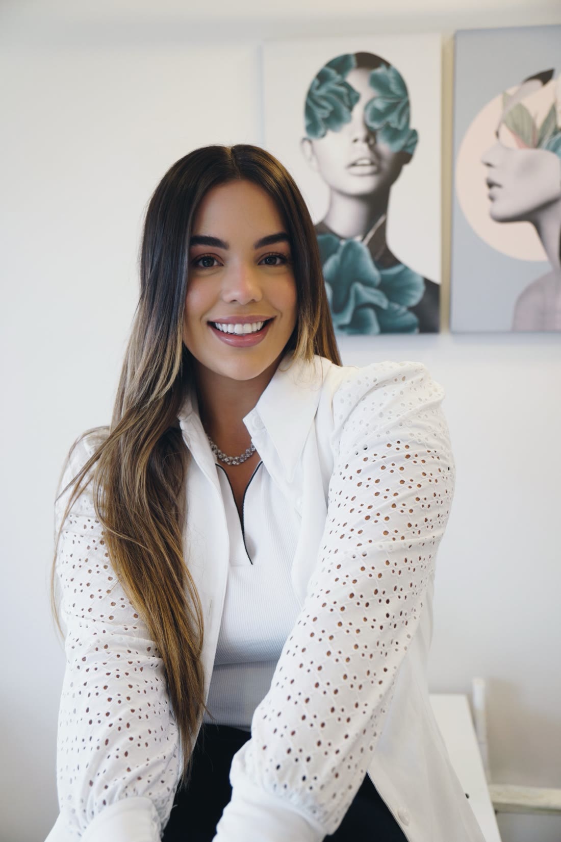 Dra. Larissa Dantas sorrindo no consultório